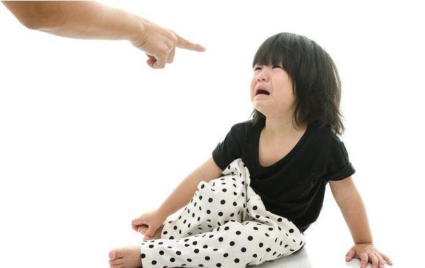 你的育儿经|孩子跪地痛哭：“我不买了！你别打了！”，失控的父母太可怕了