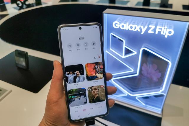 「环球网」三星翻盖折叠手机Galaxy Z Flip亮相上海旗舰店