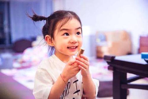 「超级宝妈」戚薇购物清单曝光,整箱买法国水给女儿冲奶粉,网友:太奢侈