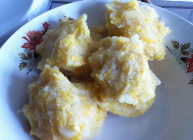 冬天吃酸菜馅饺子，学会正确的调馅方法，饺子味香纯正，特别好吃