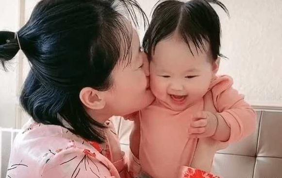 「你的育儿经」妈妈亲娃VS爸爸亲娃,一个温柔细腻一个简单粗暴,网友:差距啊
