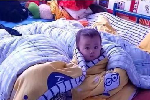 你的育儿经@宝宝正在看电视，发现爸爸回家后的小眼神“亮了”，网友：反差萌