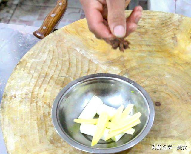 「吃天下」学会这道黄焖鲫鱼汤，孕妇小孩喝了身体倍儿棒