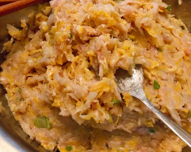 冬天吃酸菜馅饺子，学会正确的调馅方法，饺子味香纯正，特别好吃