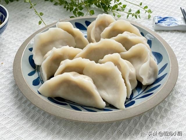 白菜包饺子要不要焯水？传统老做法告诉你这样做，鲜嫩多汁营养高