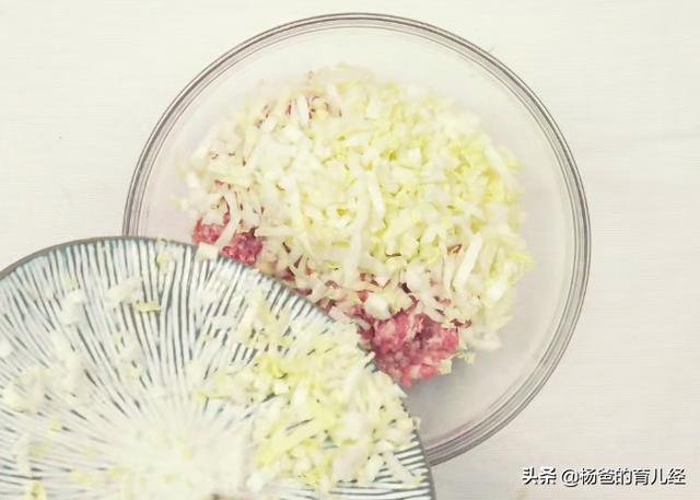 猪肉和白菜的美味新吃法，搭配油豆腐，鲜香又营养，孩子特爱吃