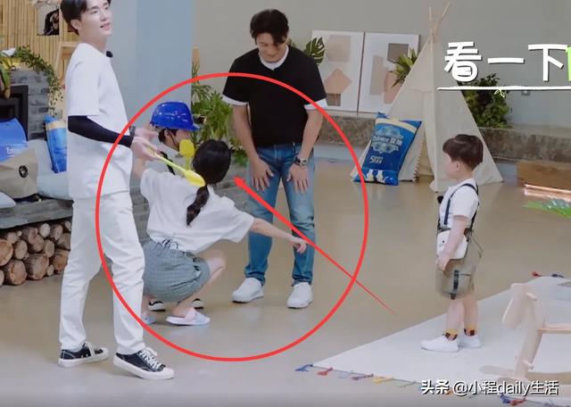 影视交流地|同样是和小孩说话，谁注意谭松韵郑爽咋蹲的？女神和女汉子的区别