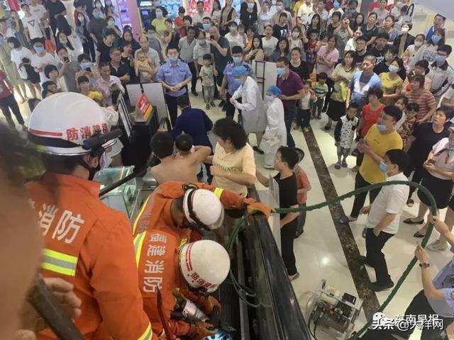 [大洋网]揪心！自动扶梯上千万不要做这事！1岁女婴右手被卷进扶梯