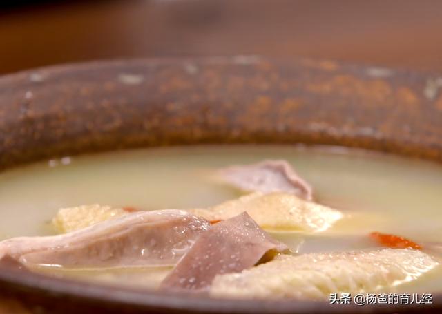 居家分享猪肚鸡的好吃做法，鲜香肉嫩，营养美味，孩子爱吃的美食