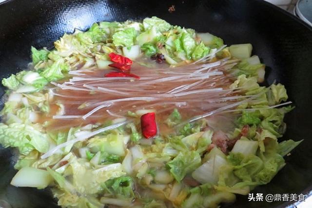 做白菜肉炖粉条，牢记"2放1窍门"，做对了，鲜香爽滑，不坨块