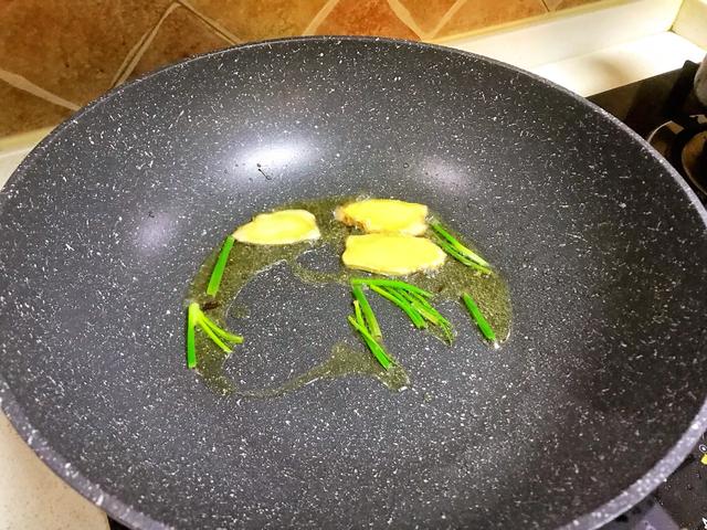 螃蟹别蒸了，试一试避风塘炒蟹，鲜香美味，肉质嫩滑，太过瘾了