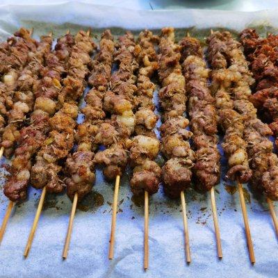 简单易做的#家庭烤箱版羊肉串#，让人吃了还想吃