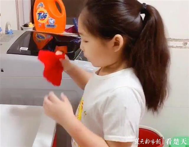 超级宝妈|扫地、洗红领巾、做饭，六一儿童节这些“小鬼”当了家