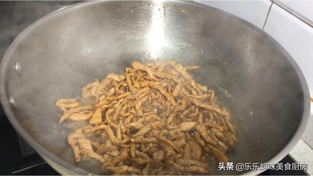 饭店的豆芽炒肉为啥那么好吃，这2步很关键，肉质不柴吃着香