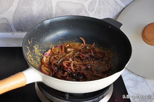 街摊上很受欢迎的咖喱鱼丸，在家也能做，真的很简单，比烧烤好吃