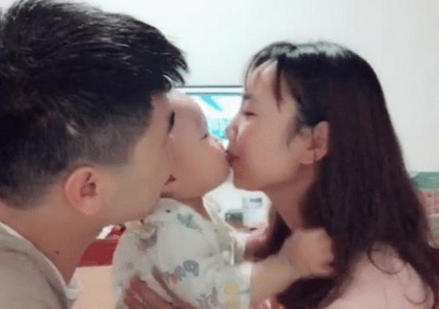 你的育儿经：父母当着娃的面玩亲亲，宝宝用实力诠释什么叫地位