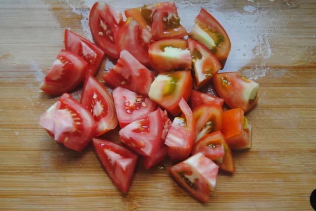 西红柿炒鸡蛋很多人第一步就没做对，难怪不好吃，教你饭店做法