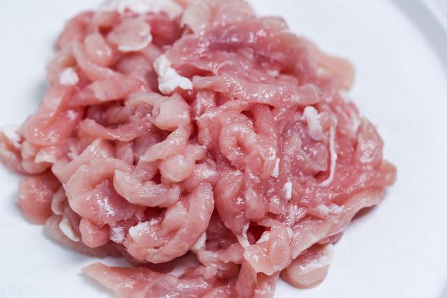 炒肉丝时，又老又柴还粘锅？记住这3个步骤，滑嫩爽口多吃两碗饭