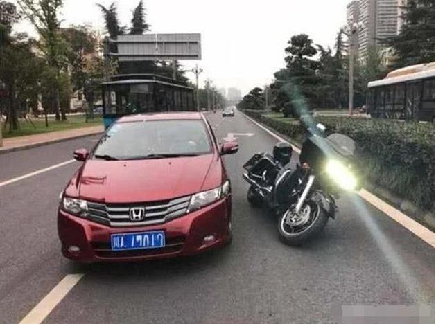 思域恶意撞倒摩托车，扔500想私了，摩托车主：你卖车吧