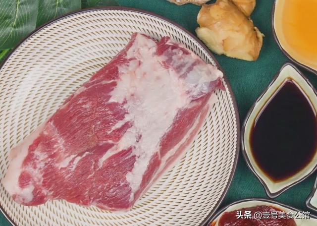 家人爱吃的五香烤肉，搭配黄瓜，清爽解腻又美味，老少皆宜的美食