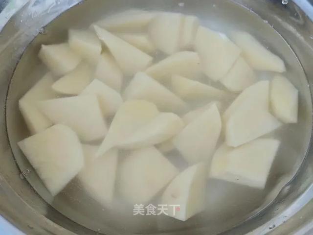 家常版地三鲜教程来了！茄子软糯，土豆粉面，蒜香浓郁超下饭