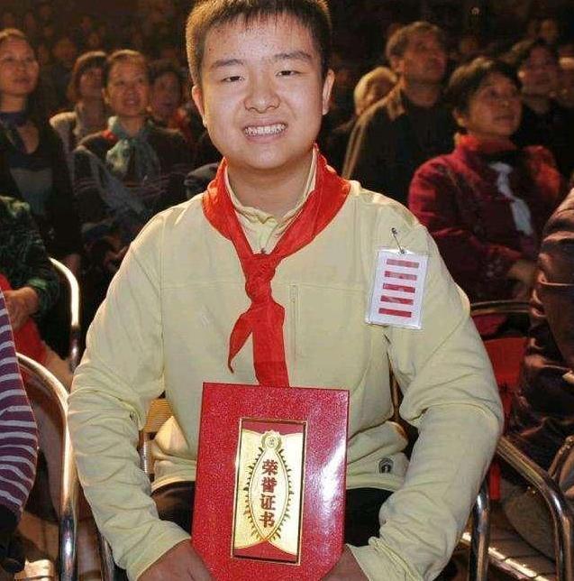 「你的育儿经」曾是名声大噪的“五道杠少年”，现在却埋没人海，网友：可惜了