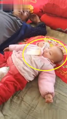 超级宝妈|爷爷给孙女喂奶把自己哄睡：宝宝含奶瓶睡觉隐患大，家长别不重视
