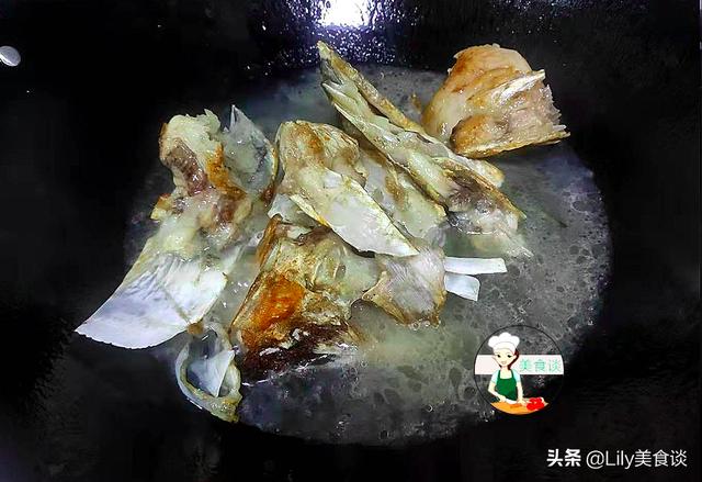 鱼头芋头煲此做法，鲜美滋补，营养高热量足，冷天吃它暖胃又暖身