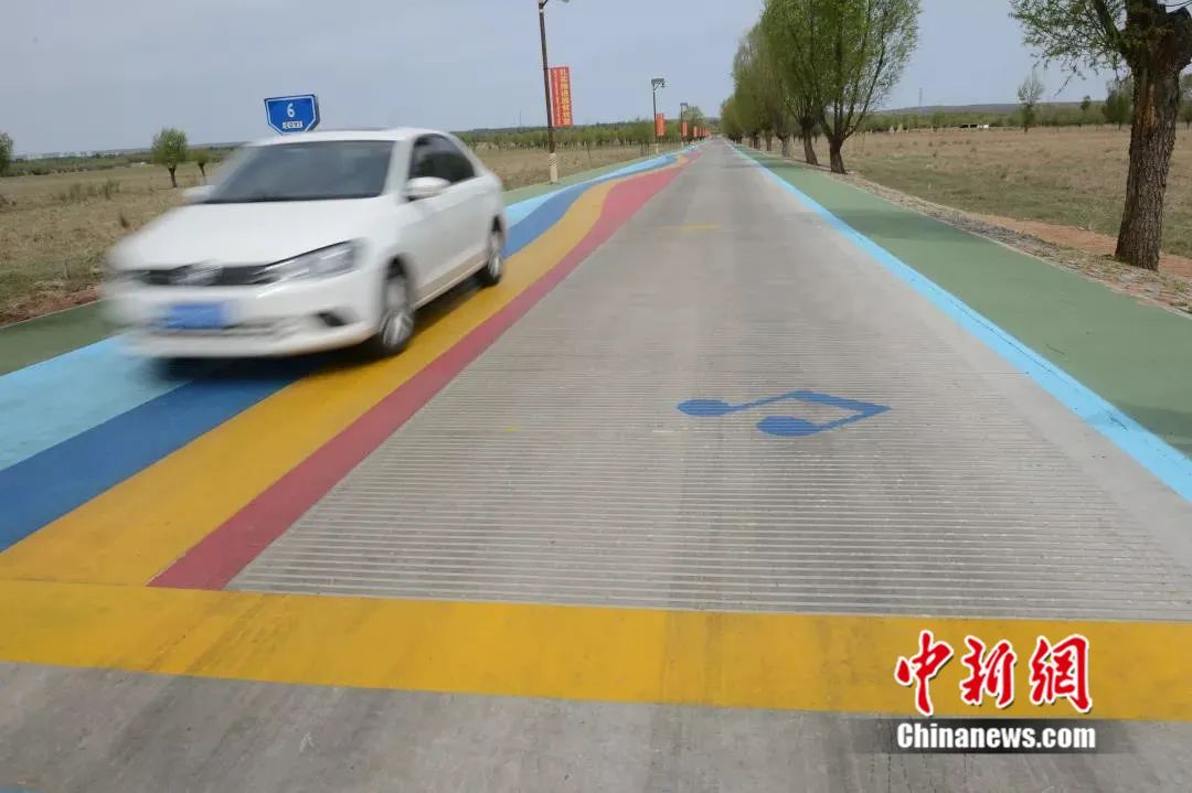 中国新闻网客户端这条公路会唱歌 车主:第一次走到这里还以为车坏了