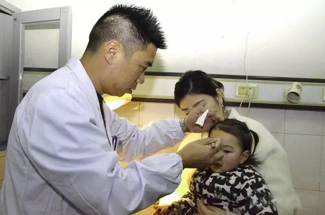 你的育儿经@1.5岁女宝意外磕伤额头，缝5针留大疤，保护宝宝从家庭意外开始