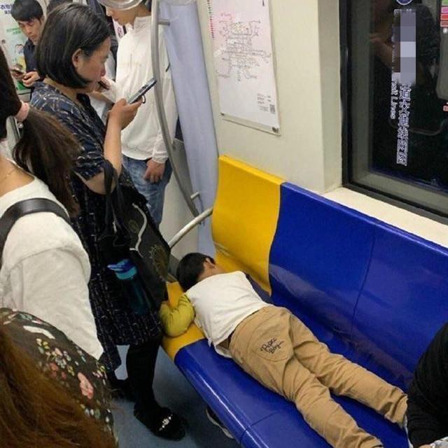 [超级宝妈]又一个孩子被养废！地铁内这个小男孩的举动令人唏嘘：太悲哀