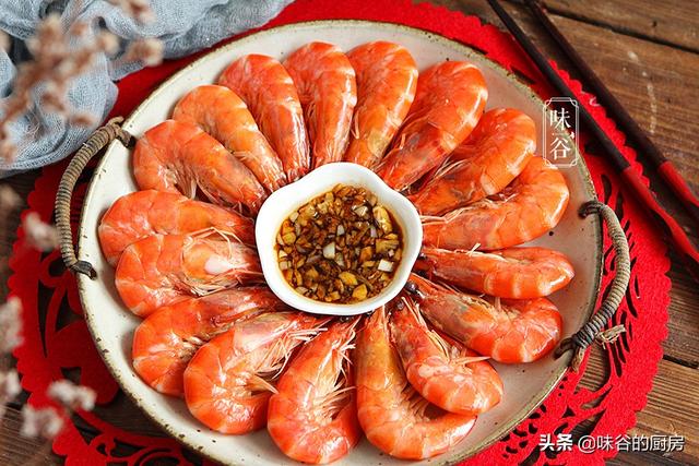 水煮虾时，冷水还是热水下锅？总有人弄错，难怪虾肉发柴不鲜嫩