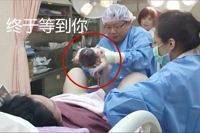 「超级宝妈」妻子顺产时丈夫抓拍了三张经典照片，不禁泪奔：母爱真伟大