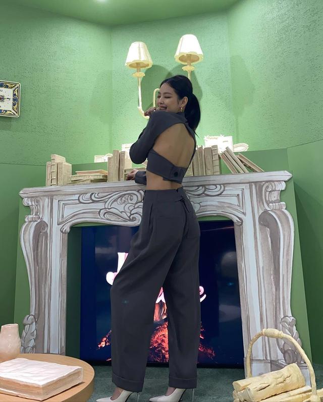 最时尚“千面美少女”Jennie,一身露背西装造型现身,超模身材惹人羡