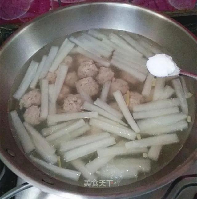 萝卜粉条肉圆汤：开胃暖身又去火，真是一举多得