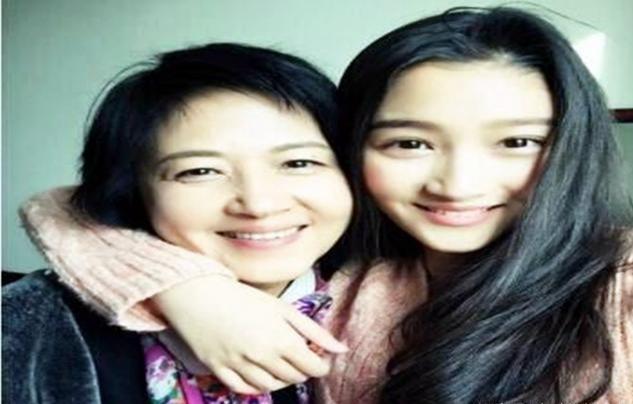 清风与酒|关晓彤亲姐姐近照曝光，姐妹俩颜值差异巨大，这遗传太“偏心”