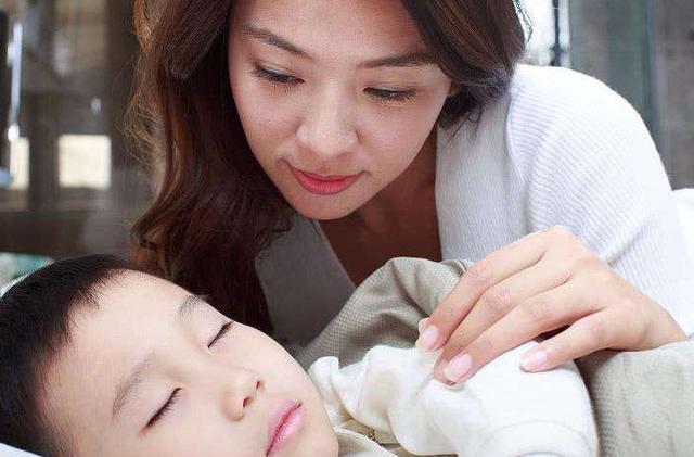 #你的育儿经#10岁儿子和妈妈同床睡，半夜孩子动作把妈妈吵醒，吓得赶紧分床睡