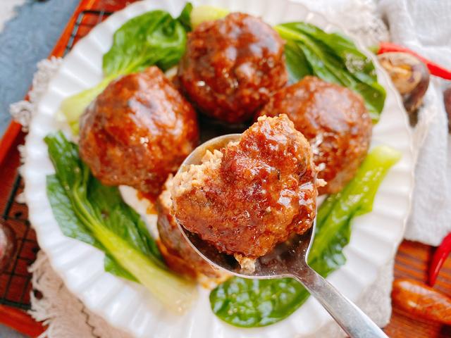 年夜饭必备的四喜丸子，寓意福禄寿喜，家庭做法更简单，肉香四溢