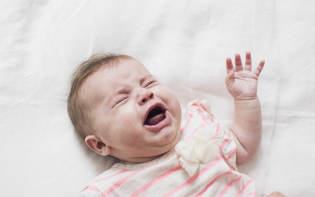 1岁宝宝摔下床，妈妈的做法让婆婆直呼冷血，医生却说：做的对