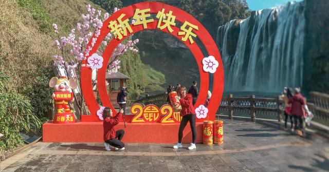 #玩乐足迹#景区打卡照别再扯丝巾了！这五种简单姿势让你回到18岁