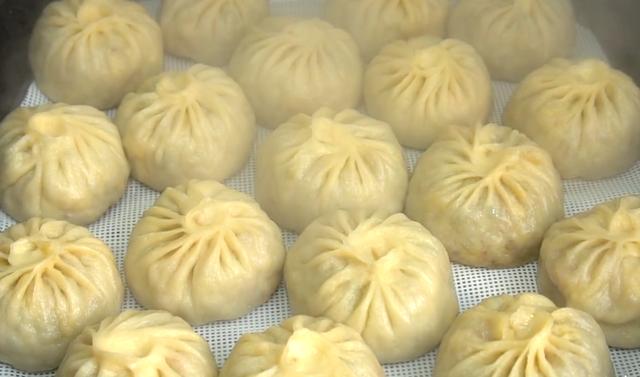冬天就爱吃这馅的包子，不发面不烫面，皮薄馅足，一次至少吃4个