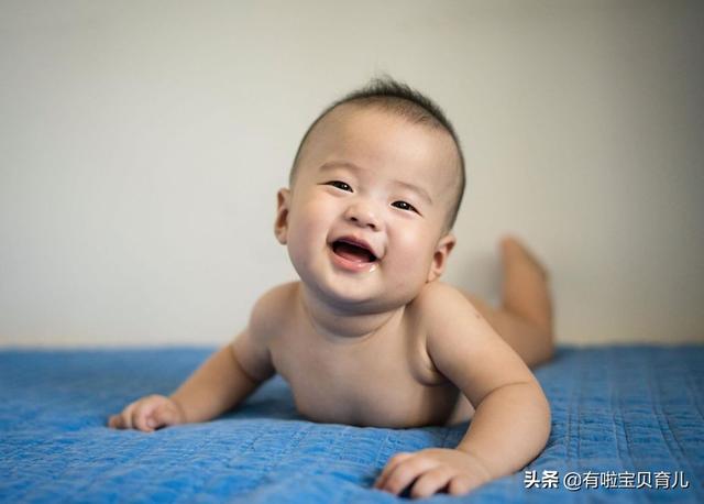 【超级宝妈】宝宝趴着玩的好处竟然这么多，这些训练方法都拿去「有啦育儿」