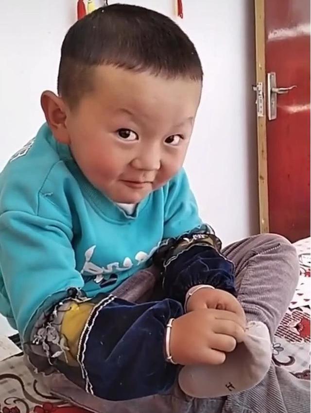 「你的育儿经」男宝“补袜子”火了,穿针引线太专注,网友:像极了我姥姥补衣服