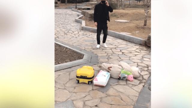 「你的育儿经」老爸悠闲打电话，让3岁萌娃自己提尿不湿回家：我还是个宝宝