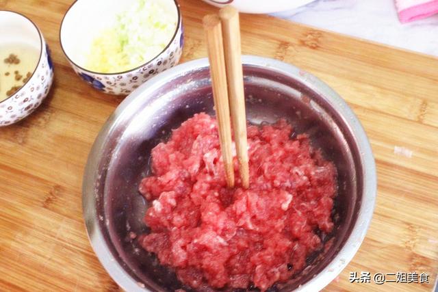做牛肉馅时插一双筷子，真是太聪明了，用途花钱买不到，简单实用