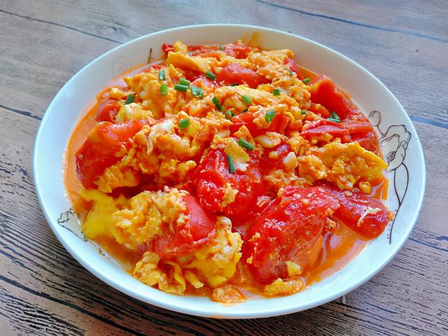 西红柿炒鸡蛋很多人第一步就没做对，难怪不好吃，教你饭店做法