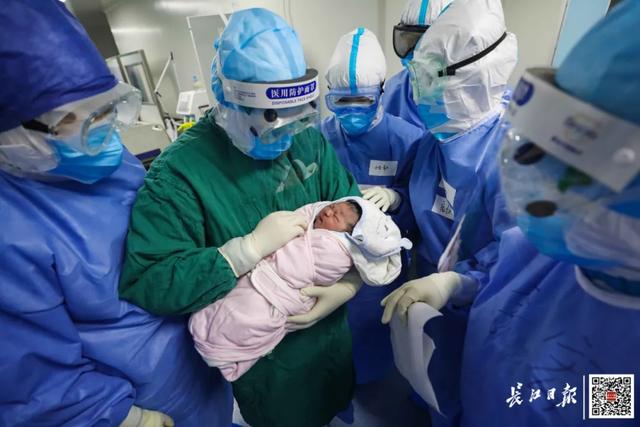 「你的育儿经」感染新冠肺炎的孕妈妈产女23天后，一家三口终于团聚了