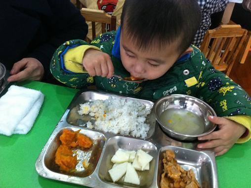 【超级宝妈】带娃要会消积食，做好“二少二多”，孩子脾胃好、少生病
