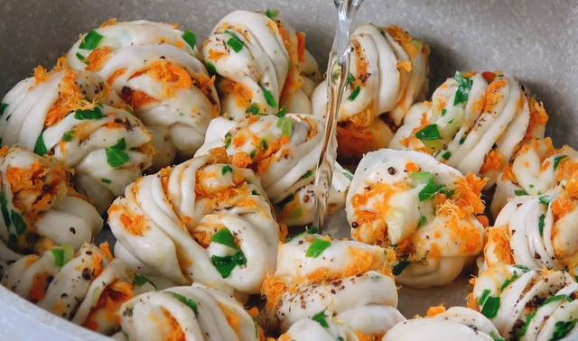 教你花卷新做法，不用提前发面，现做现吃，咸香松软，孩子超爱吃