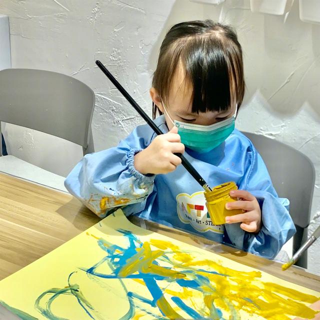 影视交流地|熊黛林晒双胞胎画作风格迥异,妹妹长势喜人已高过姐姐